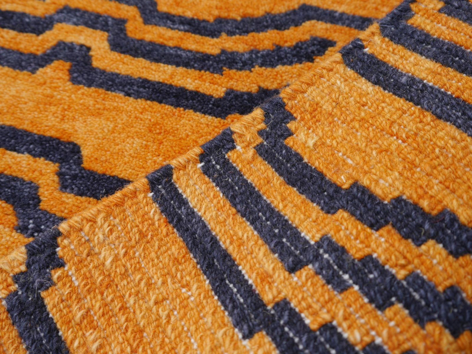 Tibetischer Tigerteppich aus reiner Wolle, handgeknüpft von Djoharian Kollektion, antikes Design im Angebot 7