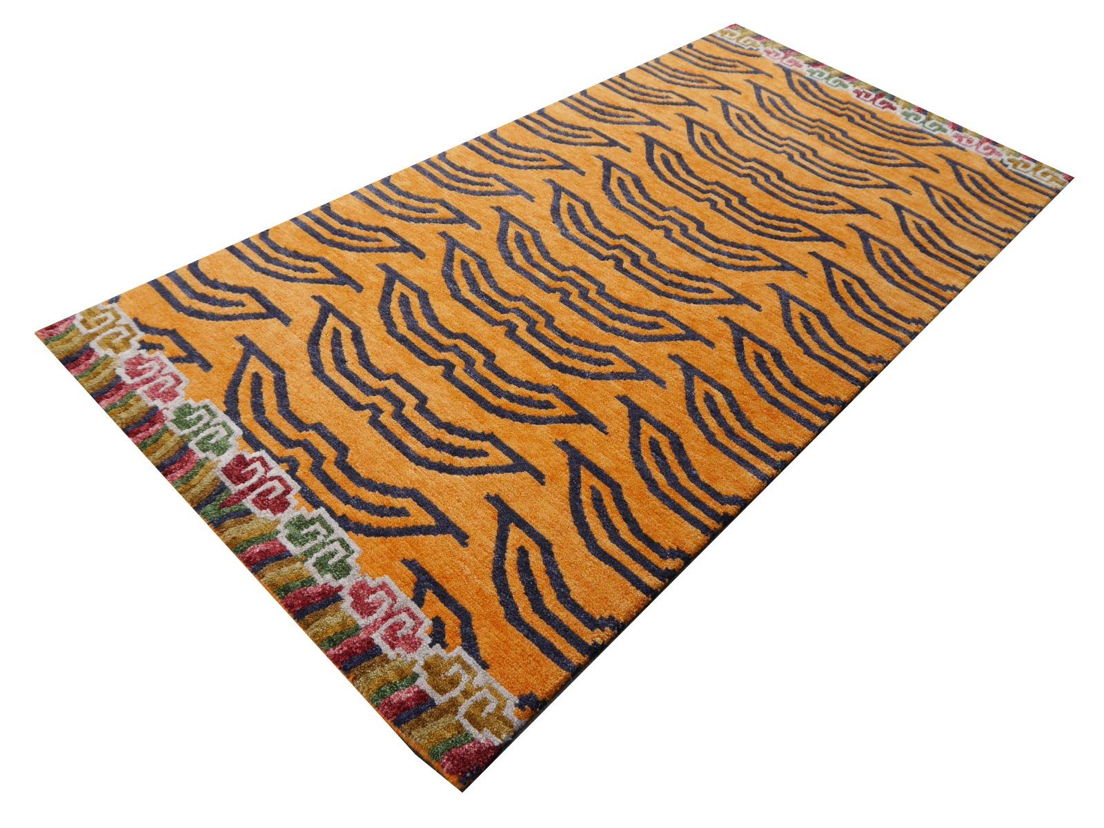 Ein tibetischer Tigerteppich, handgeknüpft in Nepal.

Dieses traditionelle Tiger-Muster findet sich typischerweise auf antiken Teppichen, die Khaden genannt werden. Er beschreibt einen kleinen Teppich von etwa 3 x 6 Fuß, der in Tibet zur