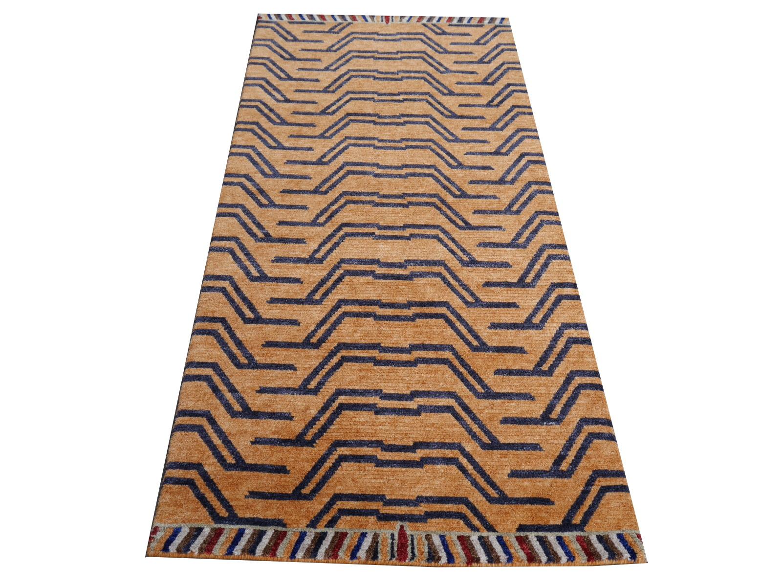Un tapis tigré tibétain, noué à la main au Népal.

Ce motif traditionnel de tapis tigre se trouve généralement sur des tapis anciens appelés Khaden. Il s'agit d'un tapis de petite taille, d'environ 3 x 6 pieds, qui était utilisé au Tibet pour