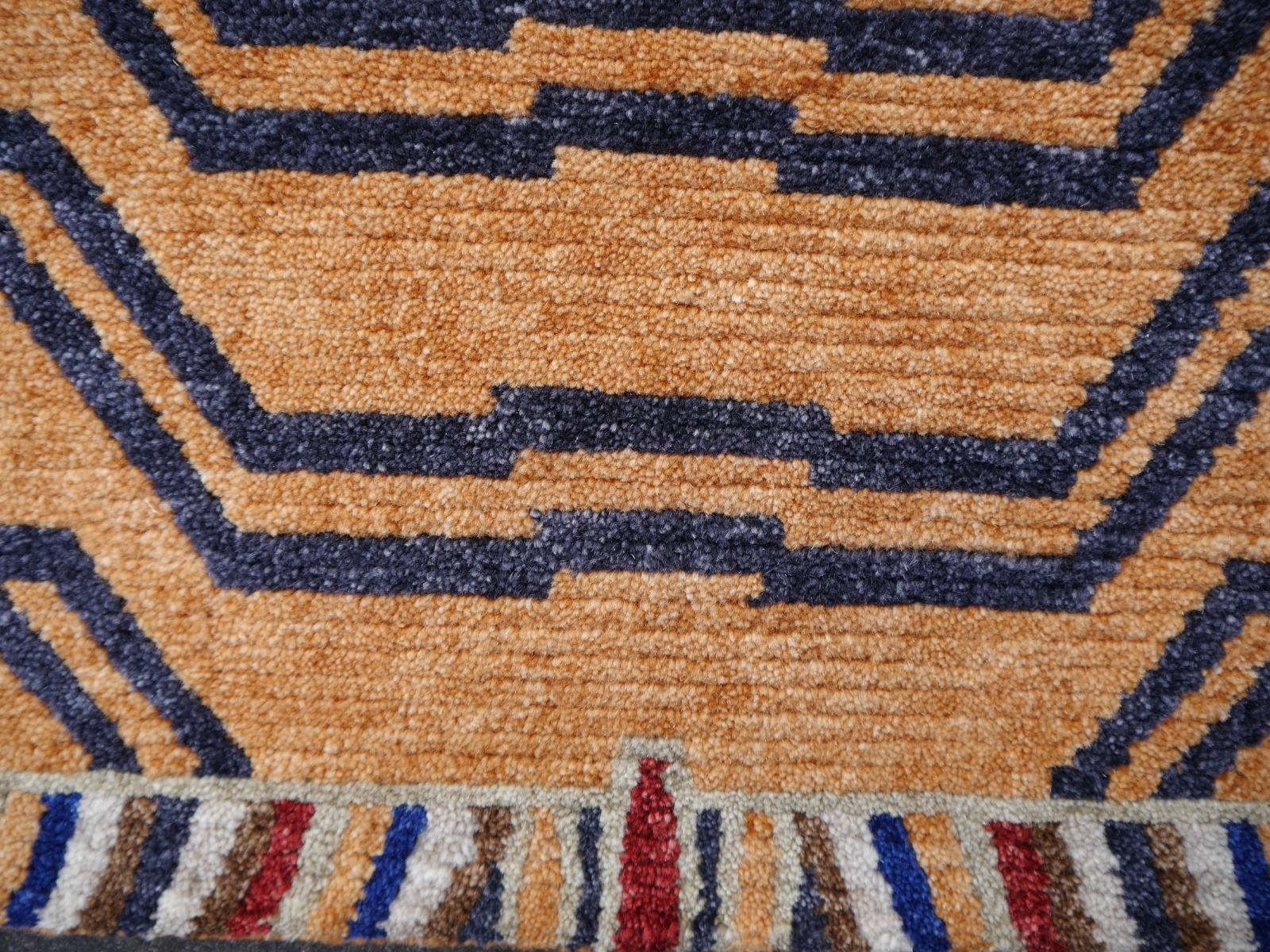 Noué à la main Tapis tibétain en pure laine nouée à la main par Djoharian Collection Antique Design en vente