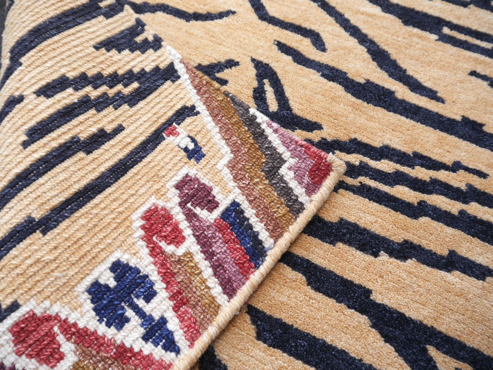 Noué à la main Tapis tibétain en pure laine nouée à la main par Djoharian Collection Antique Design en vente