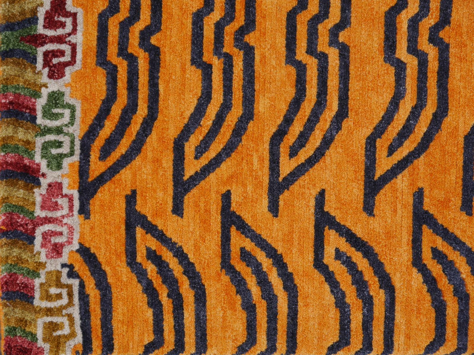 Tibetischer Tigerteppich aus reiner Wolle, handgeknüpft von Djoharian Kollektion, antikes Design im Zustand „Neu“ im Angebot in Lohr, Bavaria, DE