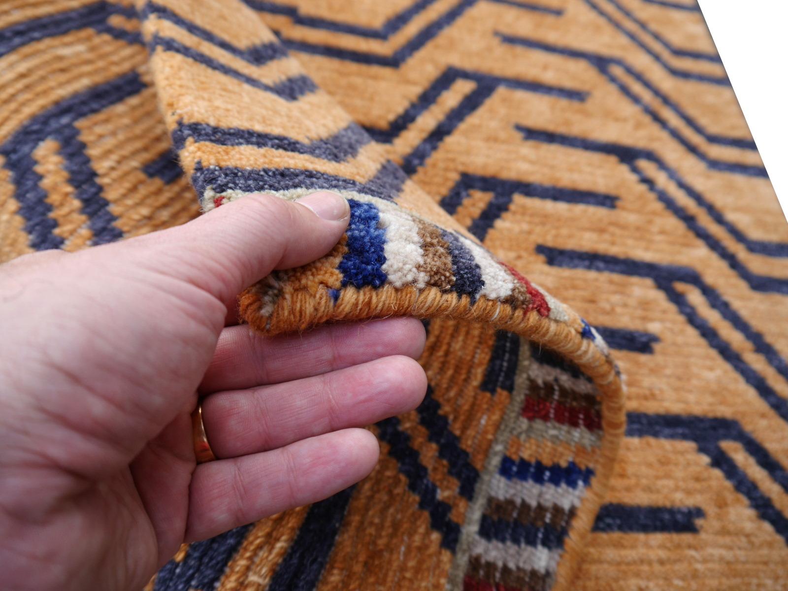 Tapis tibétain en pure laine nouée à la main par Djoharian Collection Antique Design en vente 1