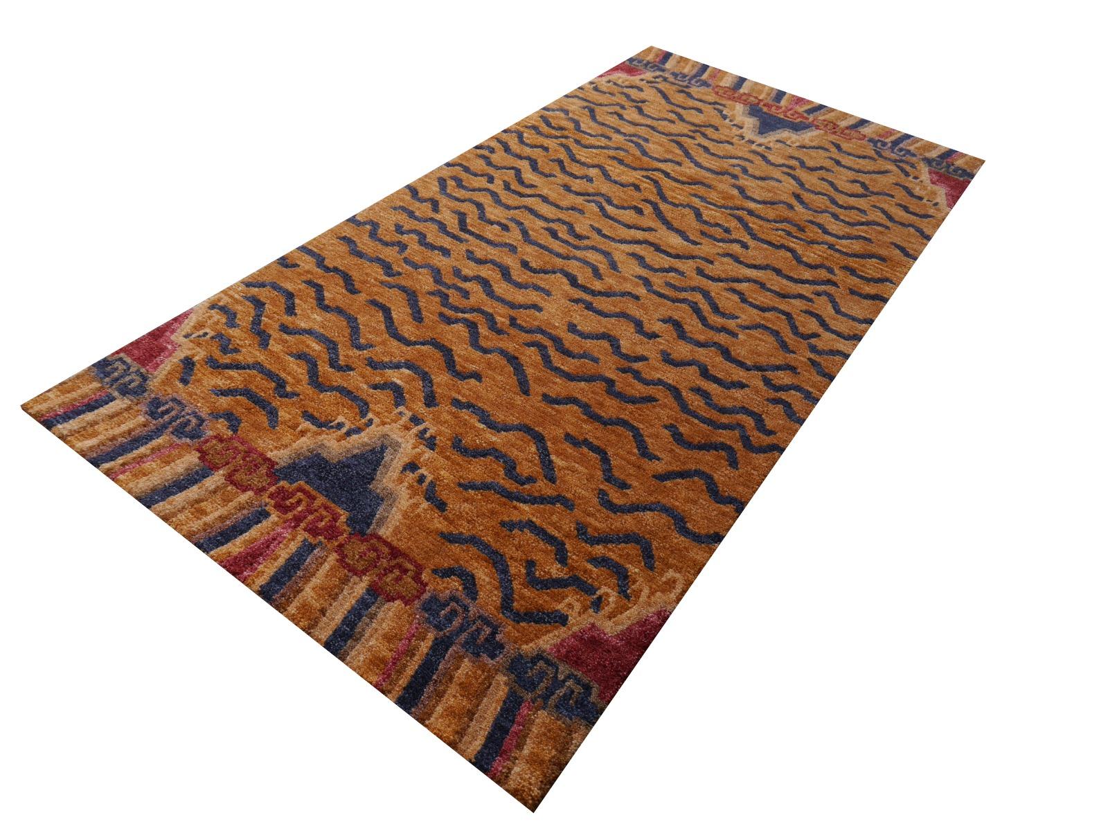 Un tapis tigré tibétain, noué à la main au Népal.

Ce motif traditionnel de tapis tigré se trouve généralement sur des tapis anciens appelés Khaden. Il s'agit d'un tapis de petite taille, d'environ 3 x 6 pieds, qui était utilisé au Tibet pour