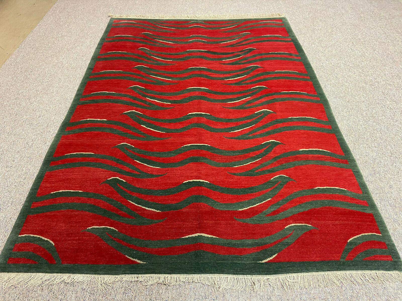 Un tapis tigré tibétain, noué à la main au Népal.

Ce motif traditionnel de tapis tigre se trouve généralement sur des tapis anciens appelés Khaden. Il s'agit d'un tapis de petite taille, d'environ 3 x 6 pieds, qui était utilisé au Tibet pour