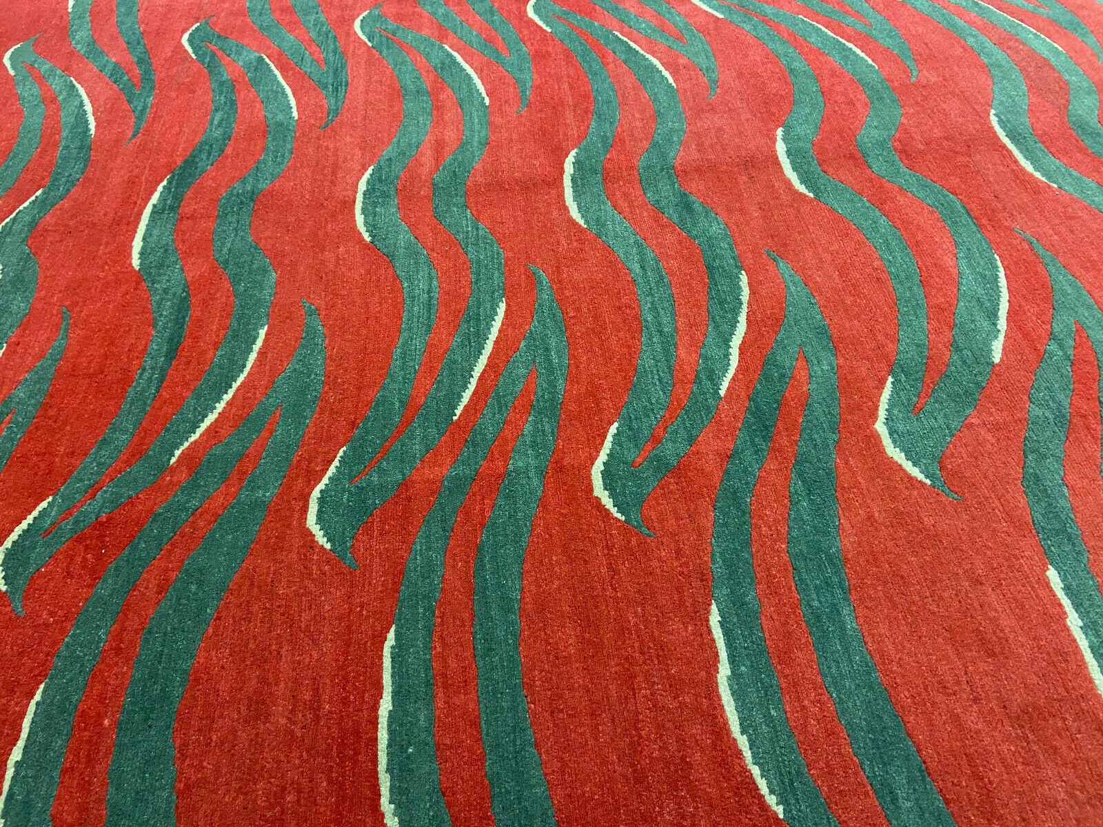 Tibetischer Tigerteppich aus reiner Wolle, handgeknüpft in Rot und Grün von Djoharian Collection (21. Jahrhundert und zeitgenössisch) im Angebot