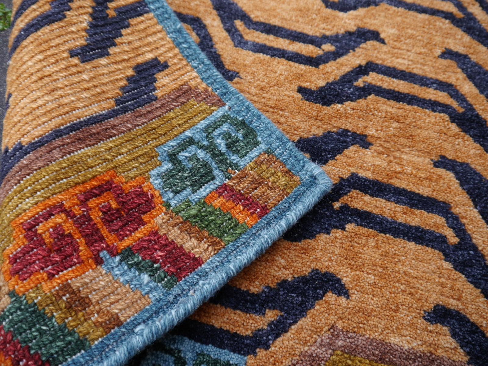 Tapis tibétain en pure laine nouée à la main par Djoharian Collection en vente 1