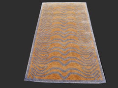 Tibetischer tibetischer Tigerteppich aus Wolle und Seide, handgeknüpft in Goldblau von Djoharian Collection