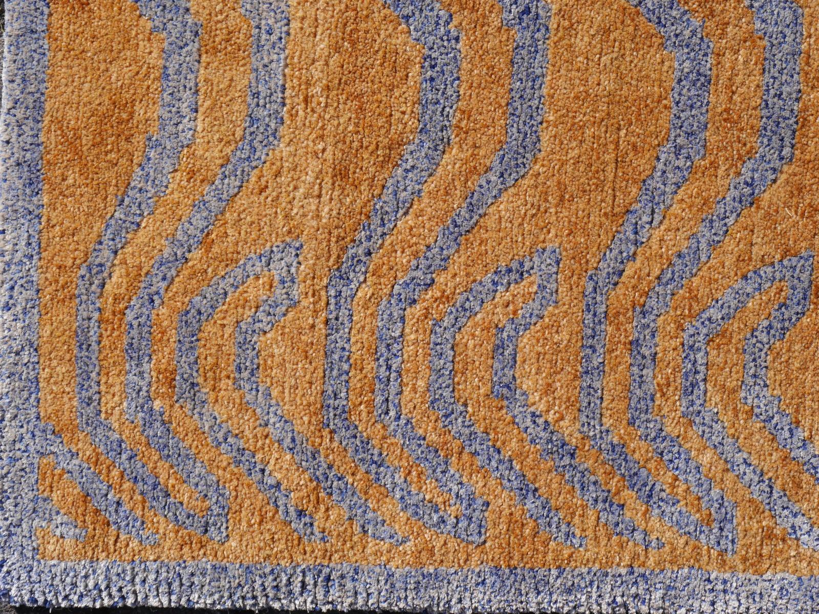 Un tapis tigre tibétain, noué à la main au Népal, en soie et laine.

Ce motif traditionnel de tapis tigre se trouve généralement sur des tapis anciens appelés Khaden. Il s'agit d'un tapis de petite taille, d'environ 3 x 6 pieds, qui était utilisé