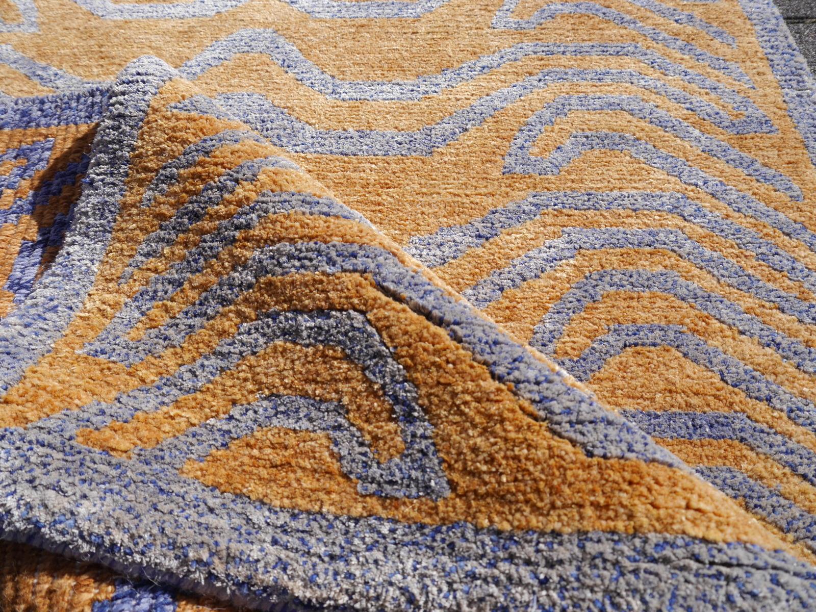 Tibetischer Tigerteppich aus Wolle und Seide, handgeknüpft in Goldblau von Djoharian Collection im Zustand „Neu“ im Angebot in Lohr, Bavaria, DE