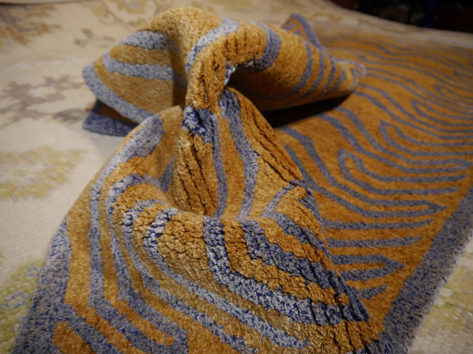 Tapis tibétain en laine et soie bleu doré noué à la main par Djoharian Collection en vente 1