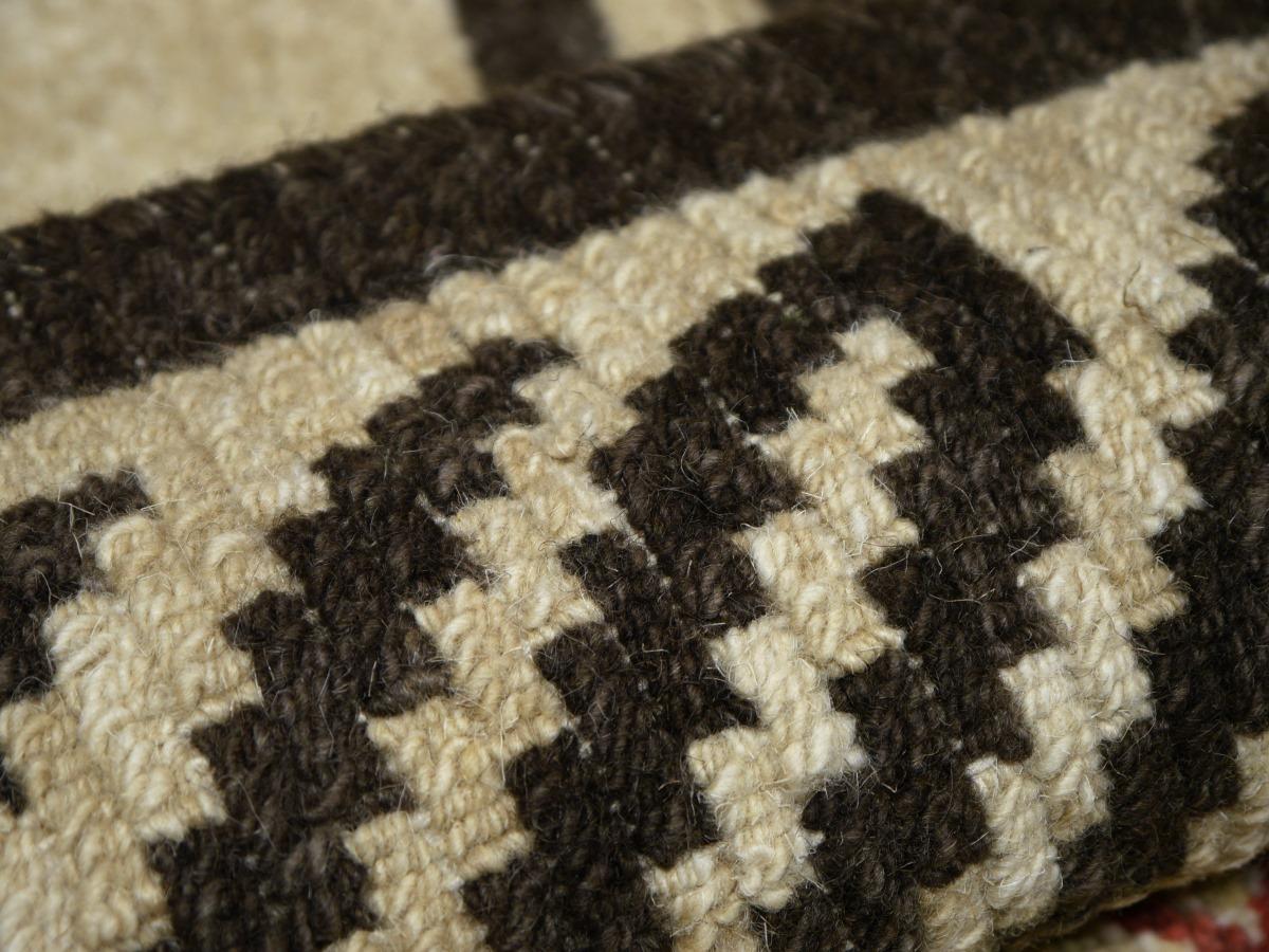 Tapis tibétain en laine nouée à la main beige et brun de la collection Djoharian en vente 4