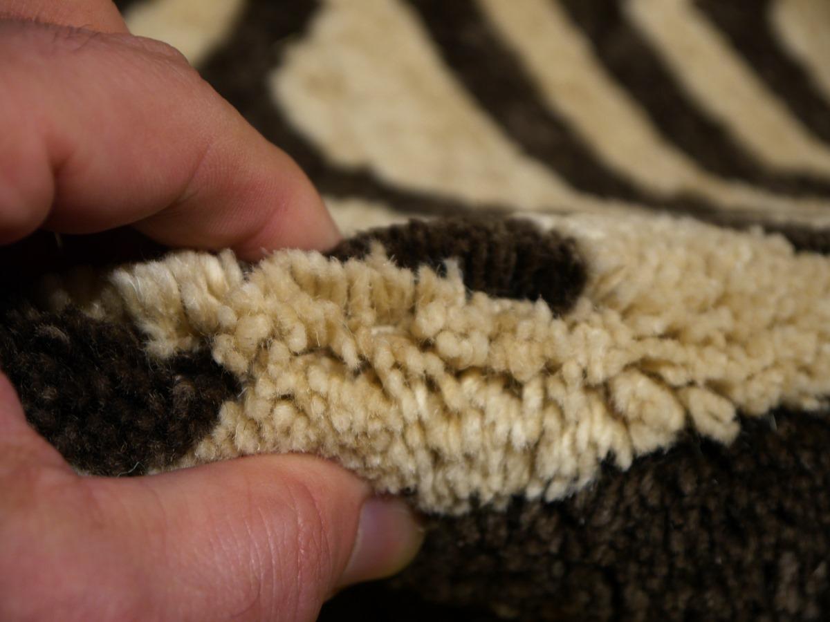 Tapis tibétain en laine nouée à la main beige et brun de la collection Djoharian en vente 6