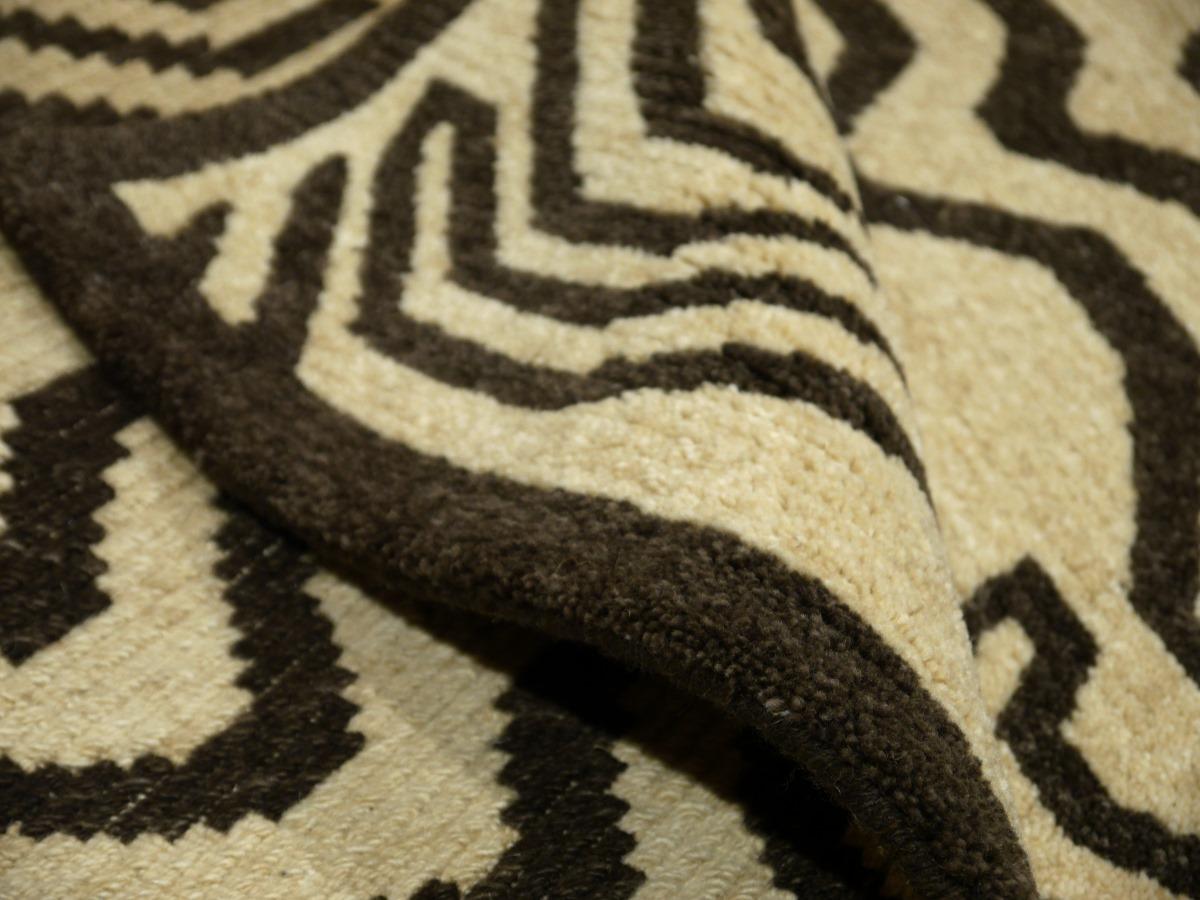 Un tapis tigre tibétain, noué à la main au Népal.

Ce motif traditionnel de tapis tigre se trouve généralement sur des tapis anciens appelés Khaden. Il s'agit d'un tapis de petite taille, d'environ 3 x 6 pieds, qui était utilisé au Tibet pour