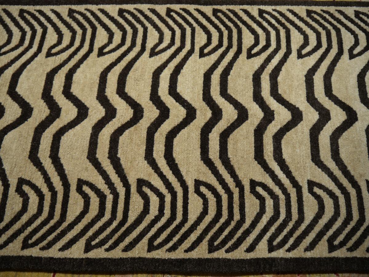 Art déco Tapis tibétain en laine nouée à la main beige et brun de la collection Djoharian en vente