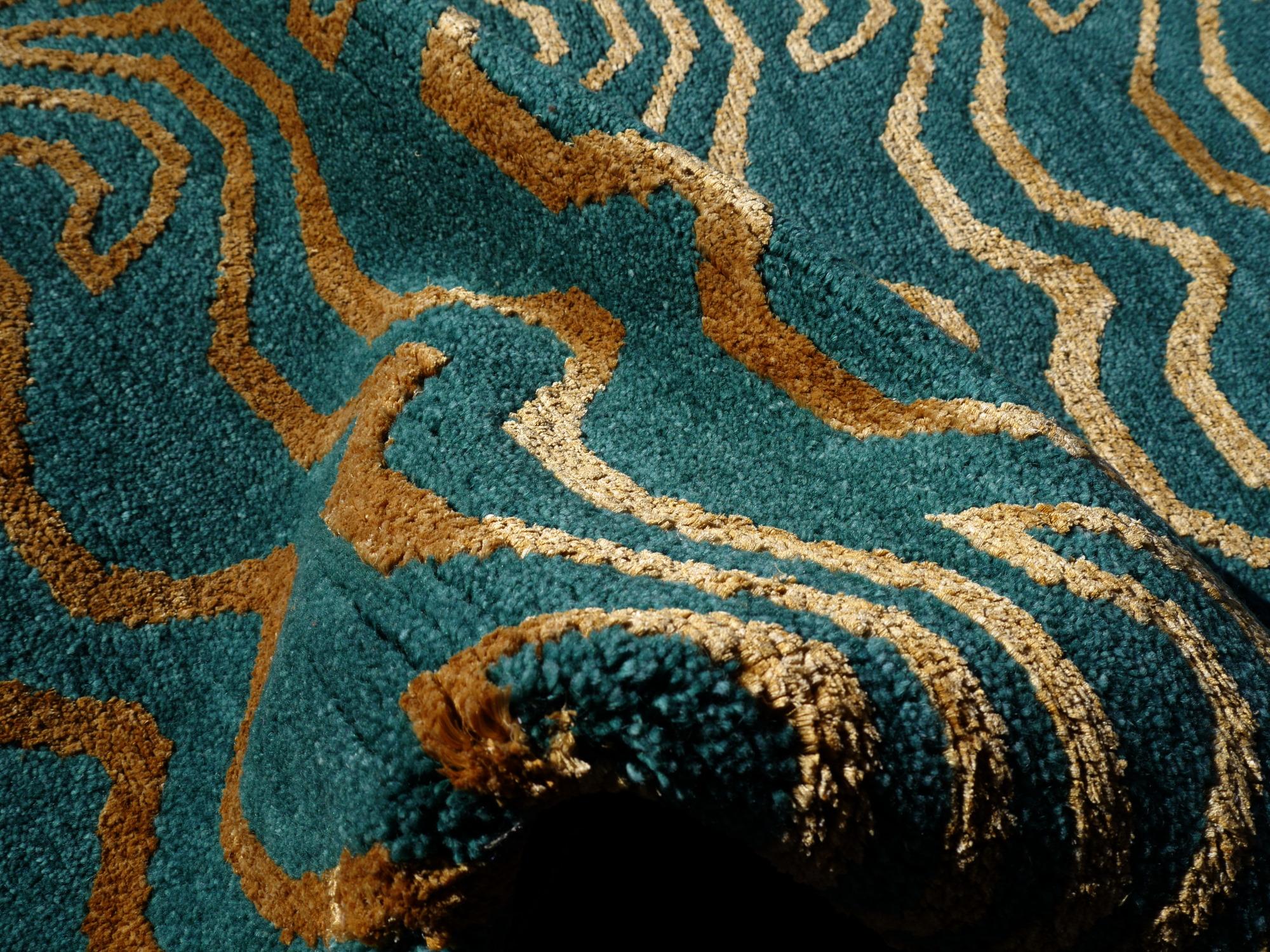 Tibetischer Tigerteppich aus grüner Wolle und goldener Seide, handgeknüpft von Djoharian Collection im Angebot 3