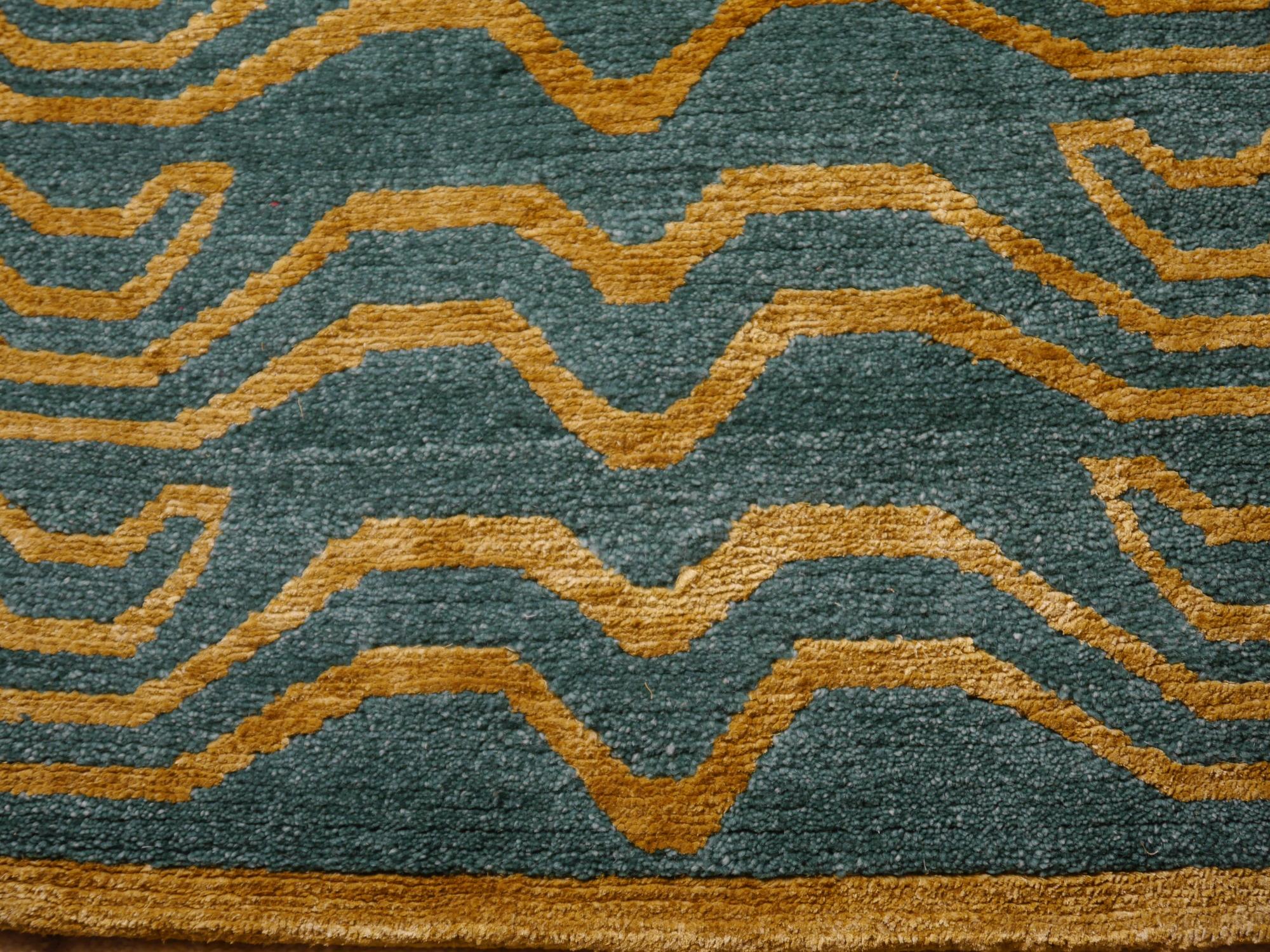 Tibetischer Tigerteppich aus grüner Wolle und goldener Seide, handgeknüpft von Djoharian Collection im Angebot 5