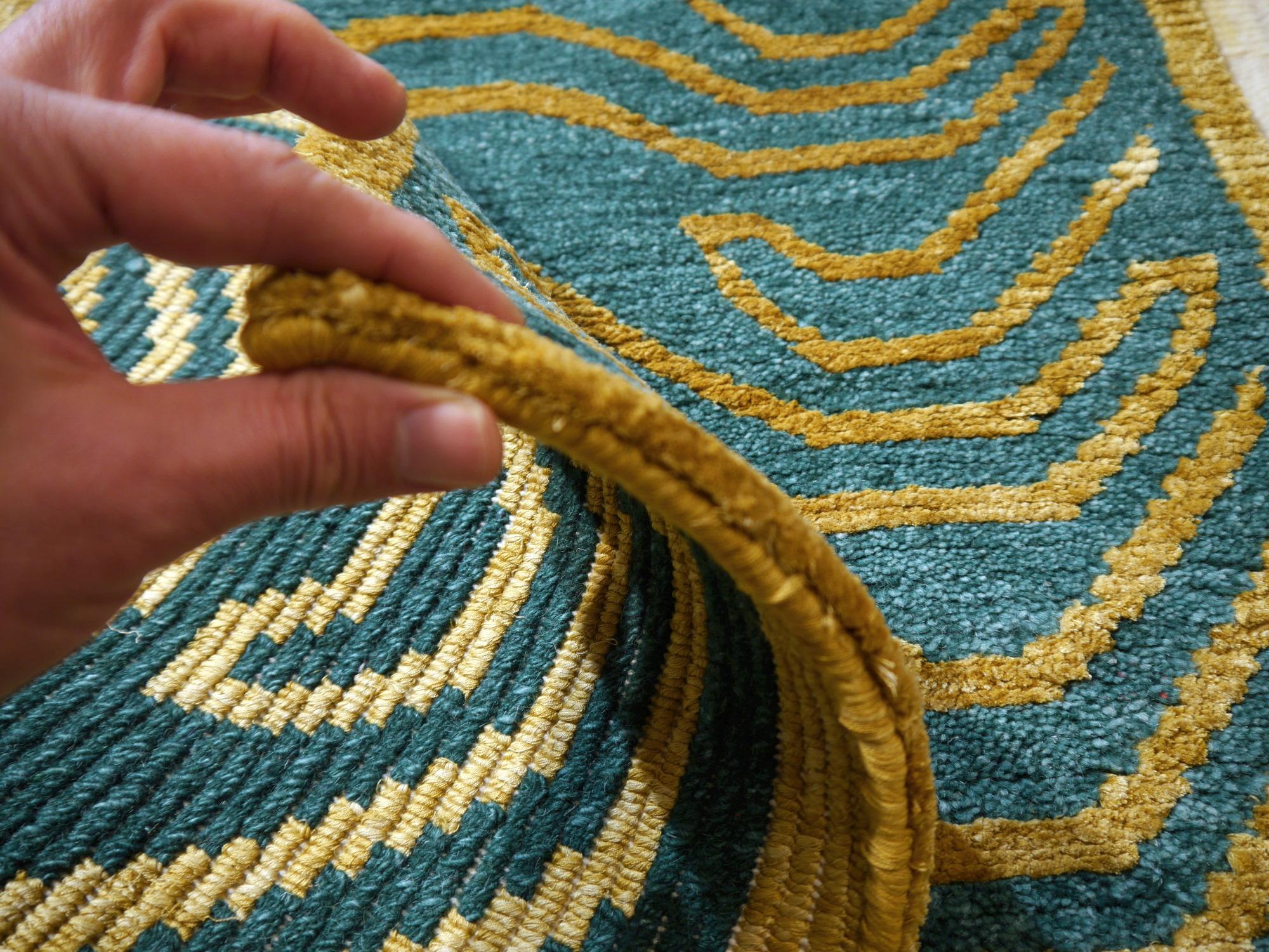 Tibetischer Tigerteppich aus grüner Wolle und goldener Seide, handgeknüpft von Djoharian Collection im Angebot 8