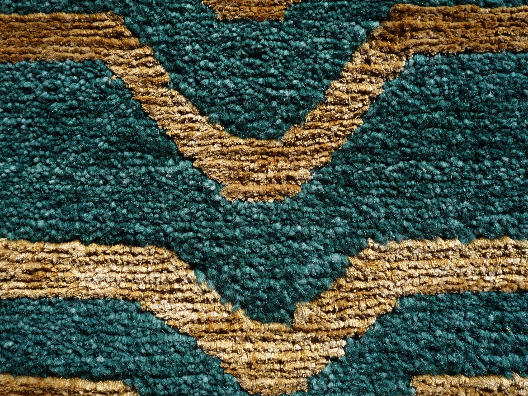 Tibetan Tiger Rug Green Wool Gold Silk von Djoharian Collection, handgeknüpft in Nepal.

Dieses traditionelle Tiger-Muster findet sich typischerweise auf antiken Teppichen, die Khaden genannt werden. Er beschreibt einen kleinen Teppich von etwa 3 x