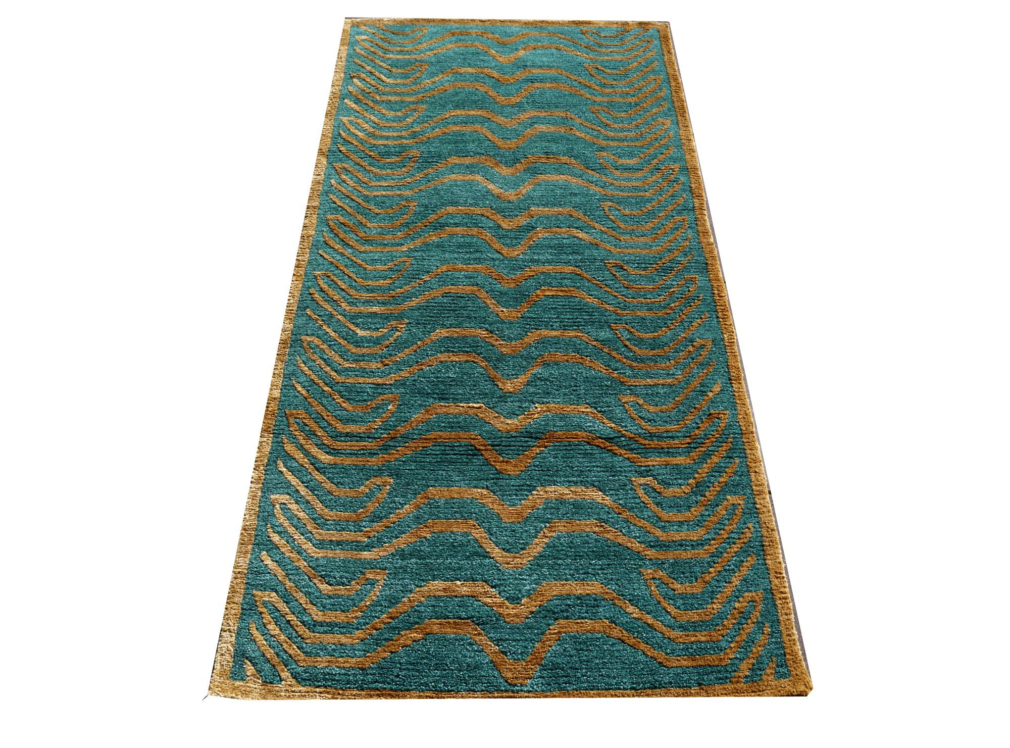 Tibetischer Tigerteppich aus grüner Wolle und goldener Seide, handgeknüpft von Djoharian Collection (Art déco) im Angebot