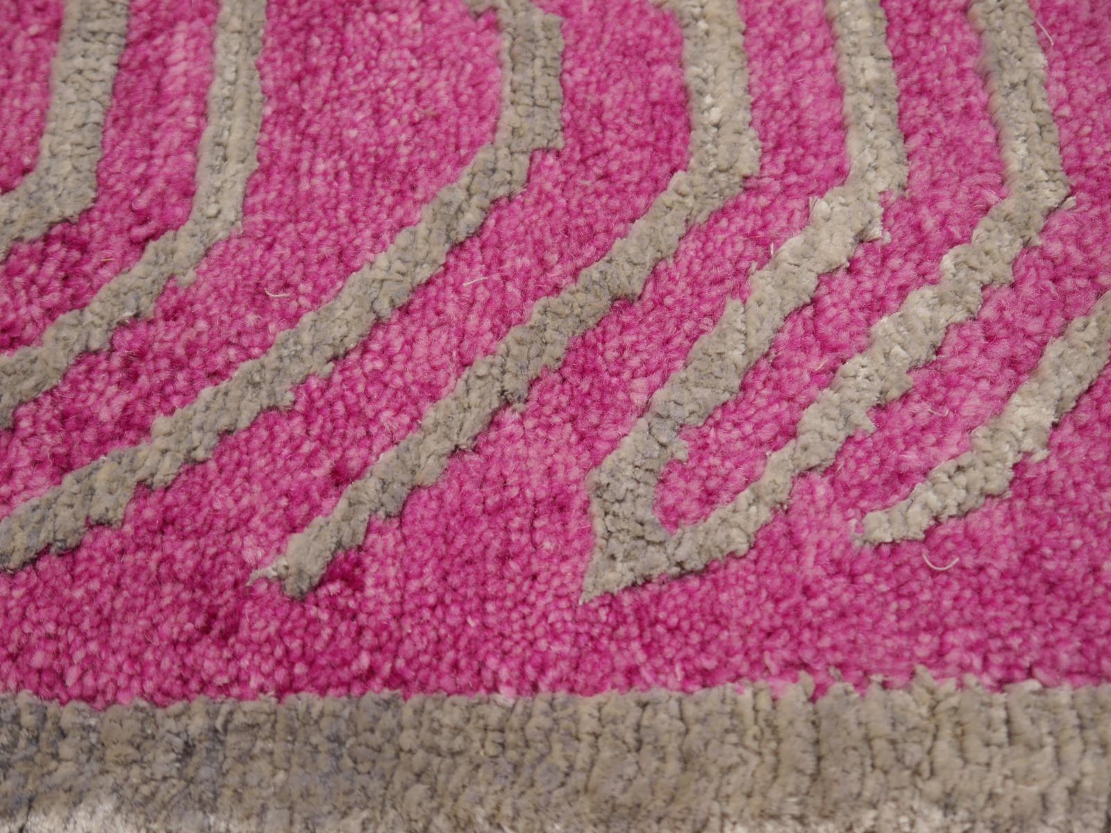 Tibetischer Tigerteppich aus Wolle und Seide, handgeknüpft in Rosa und Silber von Djoharian Collection (Handgeknüpft) im Angebot