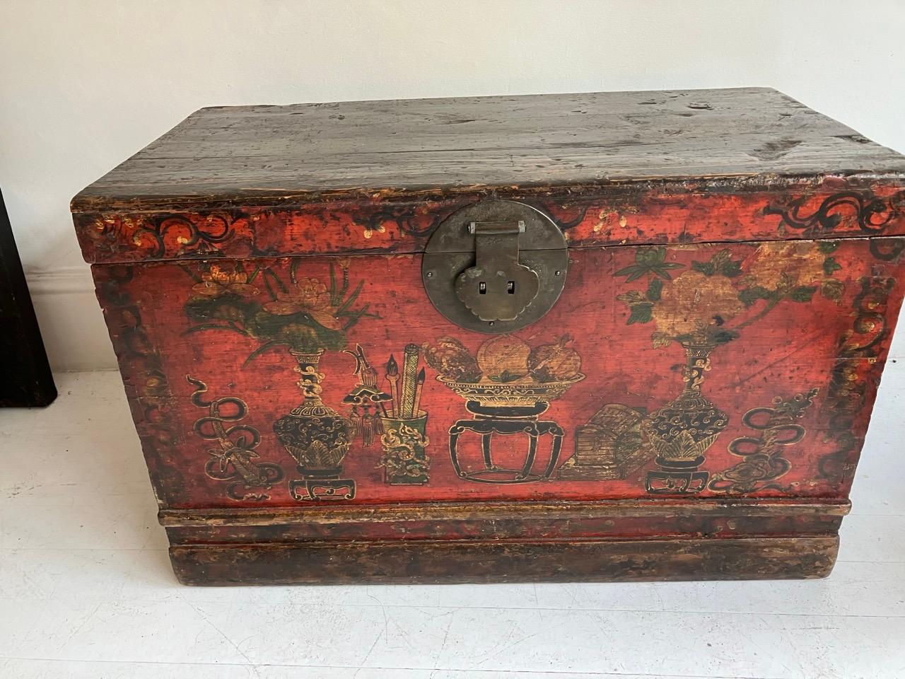 Tibetan trunk in pine with red lacquered decoration on front in completely original condition .
Original distressed brass fittings.
18th century.

measurements
width 35