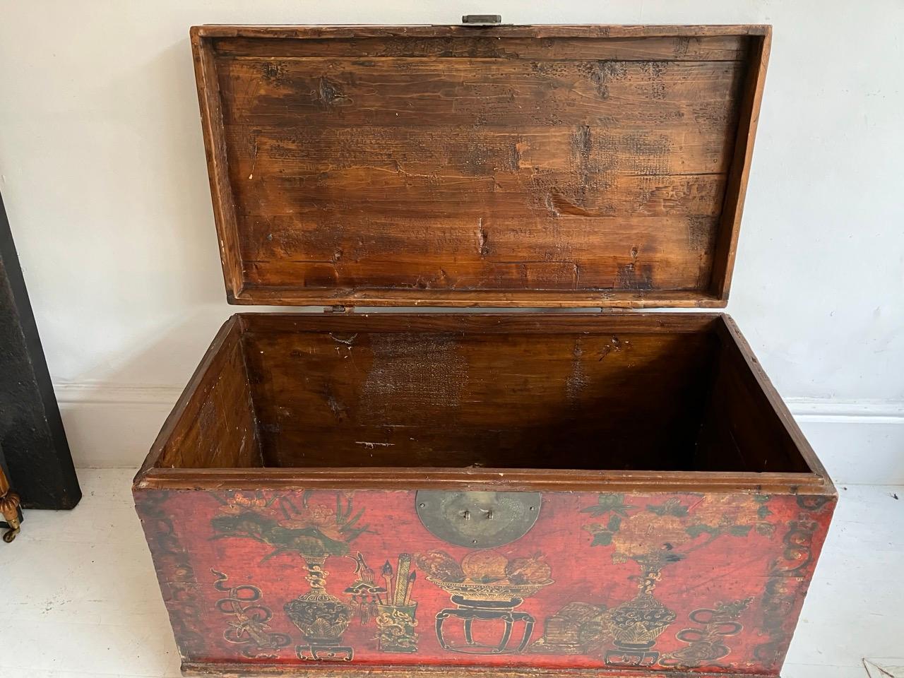 Tibetan trunk in pine with red lacquered decoration In Good Condition In Petworth, GB