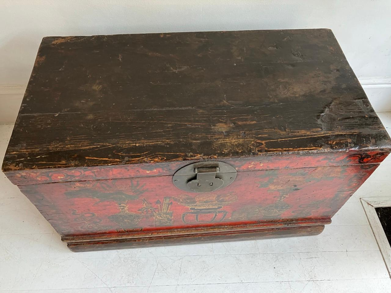 Lacquer Tibetan trunk in pine with red lacquered decoration