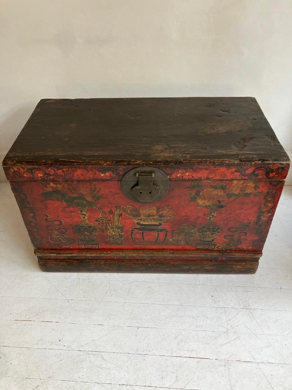 Tibetan trunk in pine with red lacquered decoration 1