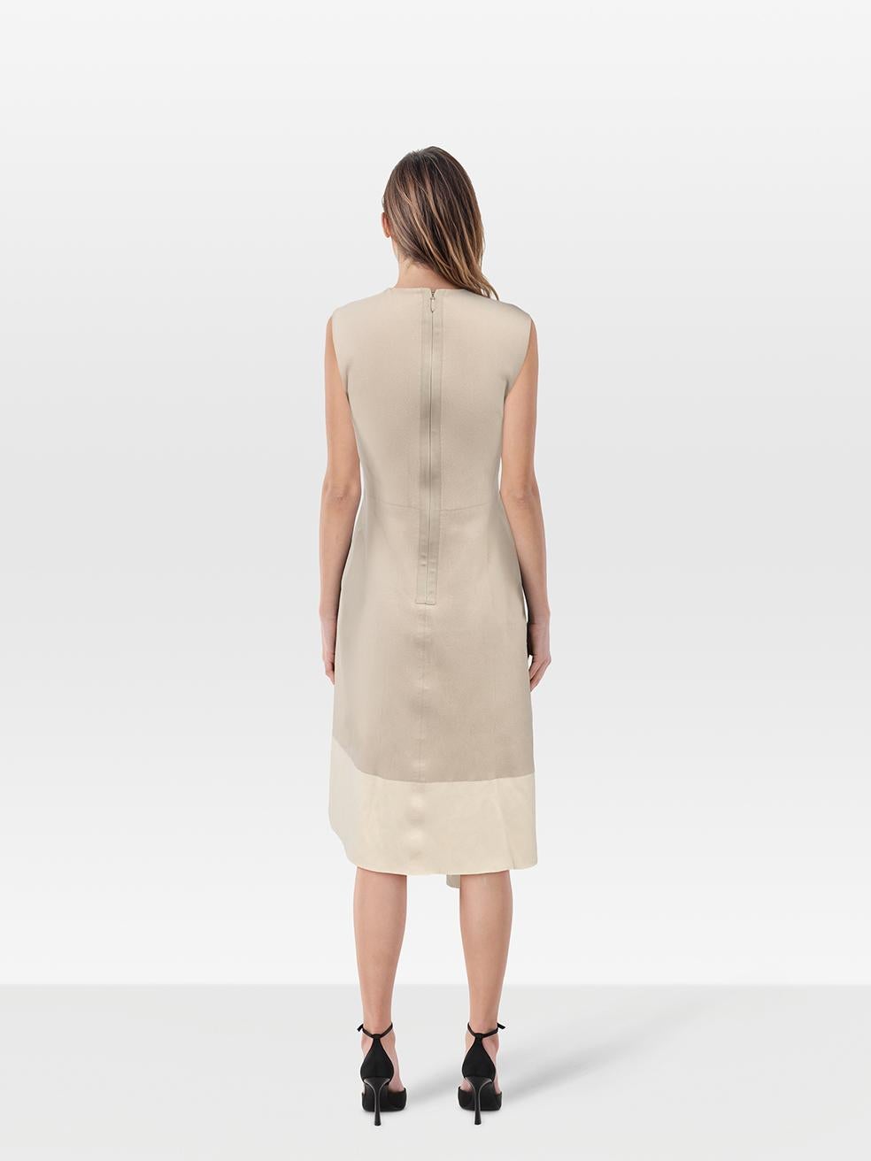 L'ÉTAT est très bon. Pratiquement aucune usure visible de la robe n'est évidente sur cet article de revente de designer Tibi d'occasion. Veuillez noter que l'étiquette de composition est décolorée.
 
 Détails
 
 
 Beige
 
 Synthétique
 
 Robe
 
