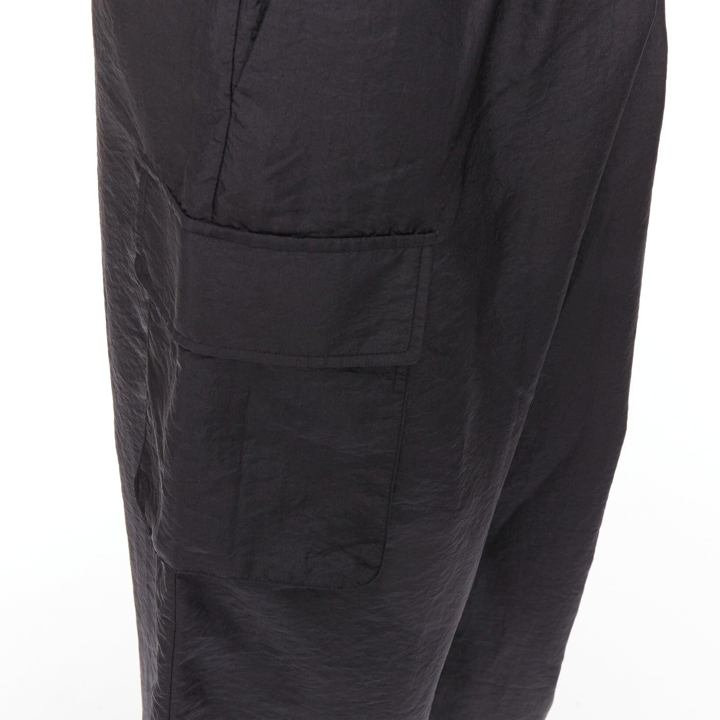 Tibi - Pantalon large cargo à poches en nylon noir à effet froissé US6 M
Référence : KNLM/A00351
Marque : Tibi
Matière : Polyamide, mélange
Couleur : Noir
Motif : Solide
Fermeture : braguette à glissière
Détails supplémentaires : Pantalon cargo noir