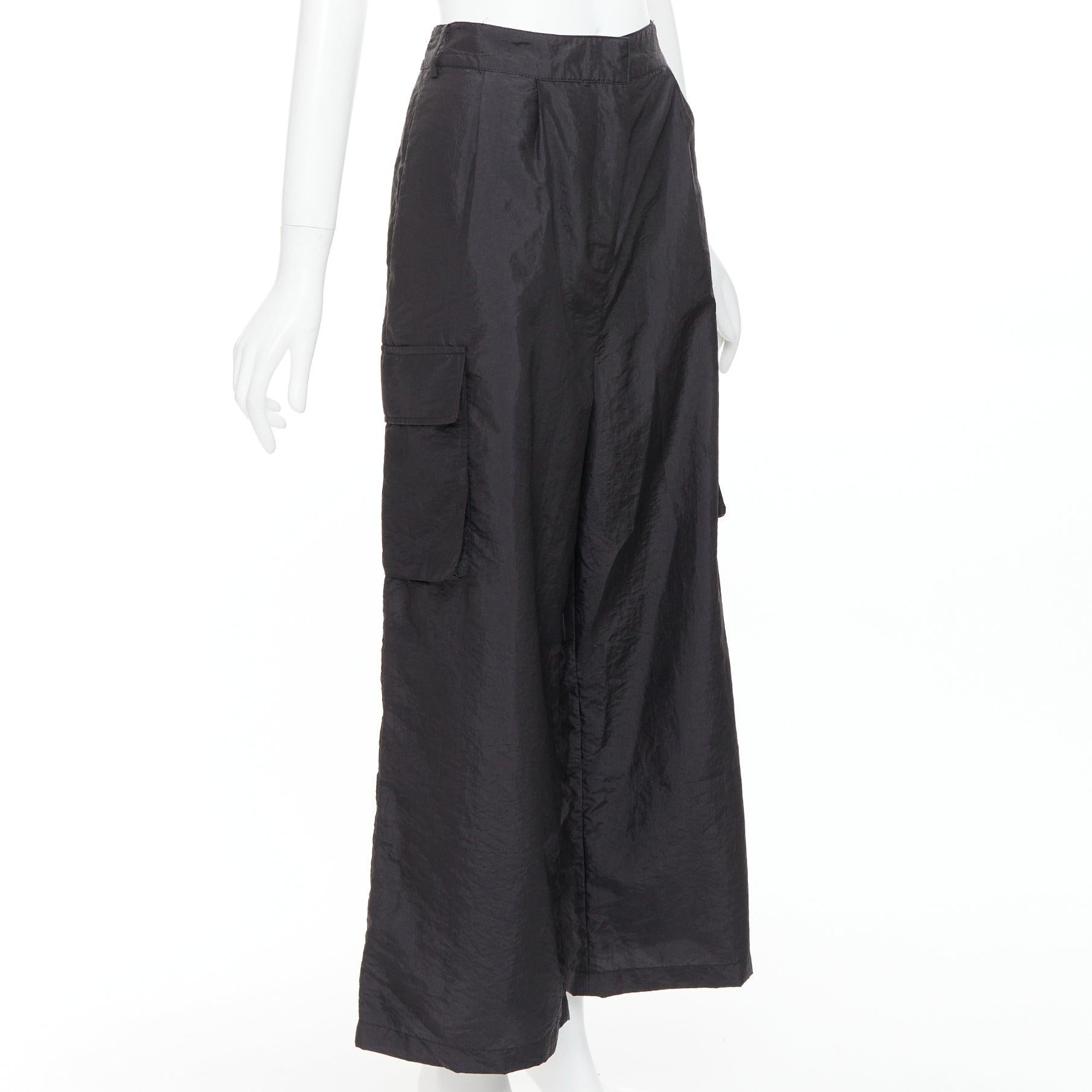Noir Tibi - Pantalon large cargo à poches en nylon noir à effet froissé US6 M en vente