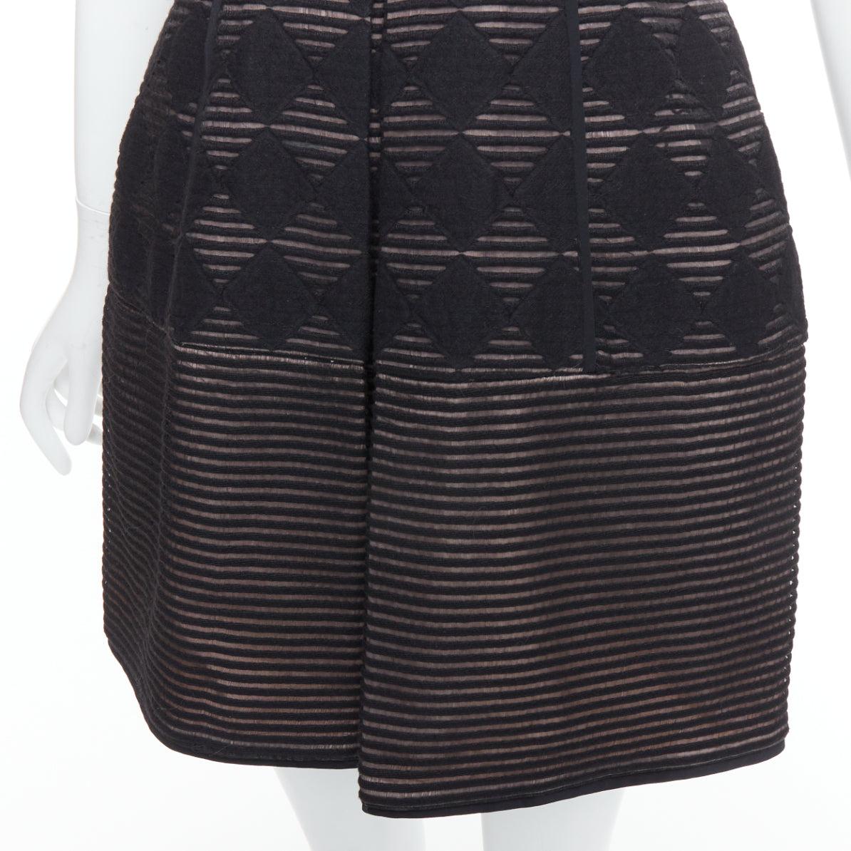 TIBI Schwarzes diamant kariertes, besticktes, ausgestelltes, ausgestelltes Kleid mit Streifen US4 S
Referenz: WECN/A00052
Marke: Tibi
MATERIAL: Wolle, Gemisch
Farbe: Schwarz, Rosa
Muster: Solide
Verschluss: Reißverschluss
Innenfutter: Rosa