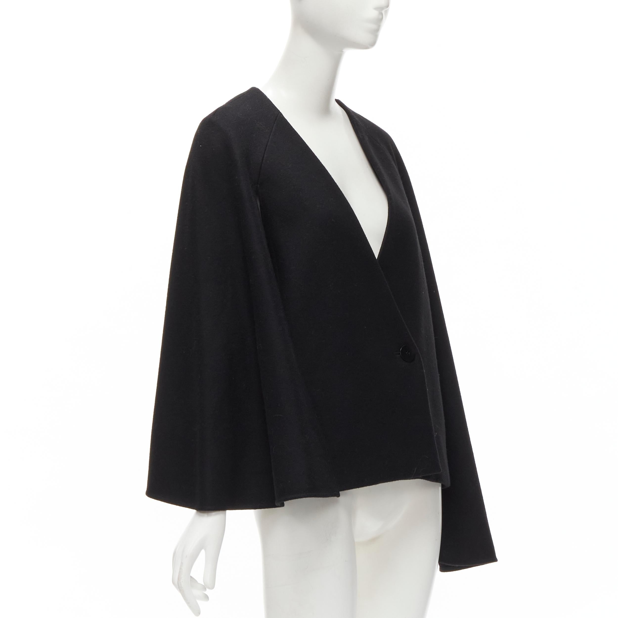 Nero TIBI giacca blazer asimmetrica in misto lana vergine nera con maniche a mantellina e bottoni S in vendita