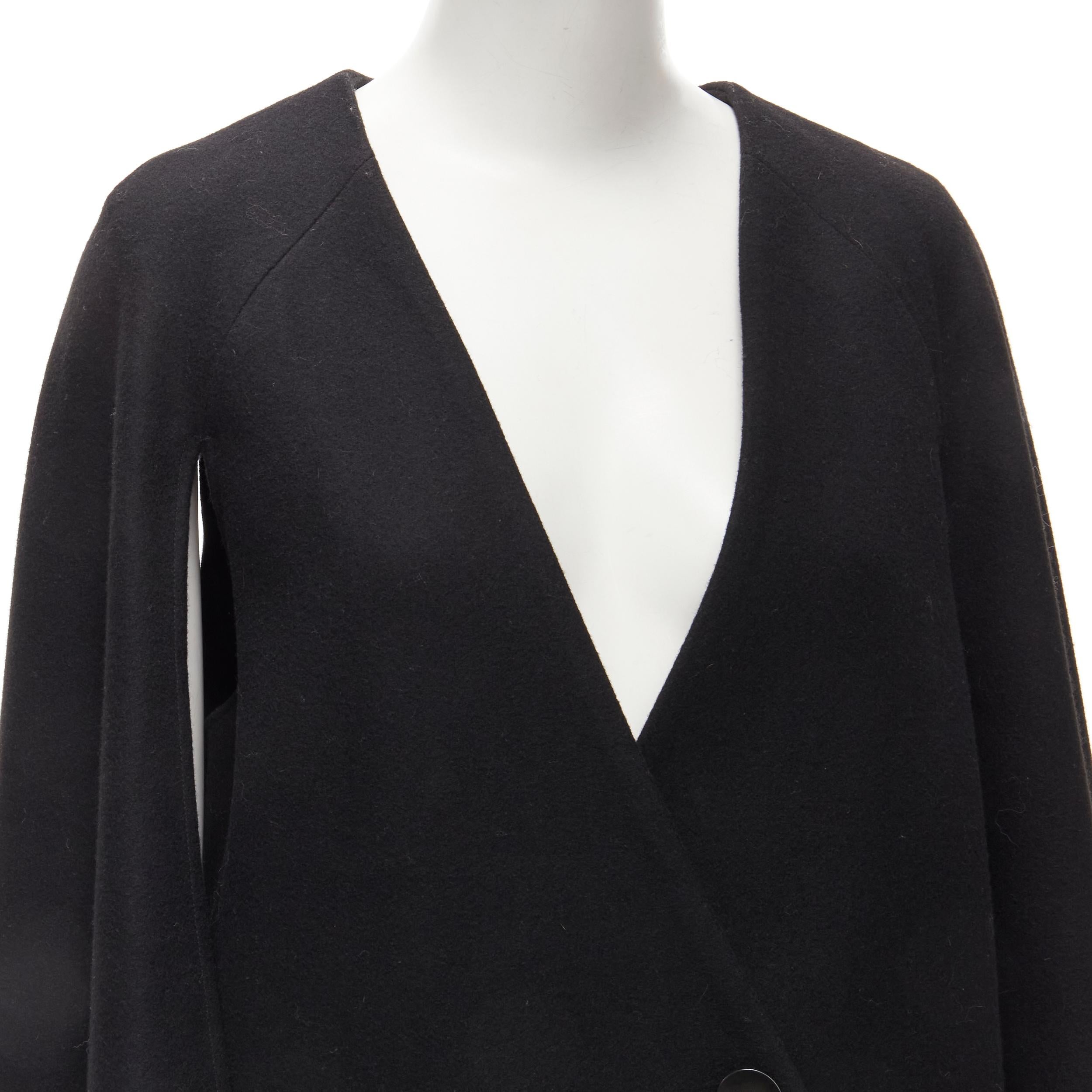 TIBI giacca blazer asimmetrica in misto lana vergine nera con maniche a mantellina e bottoni S in vendita 3