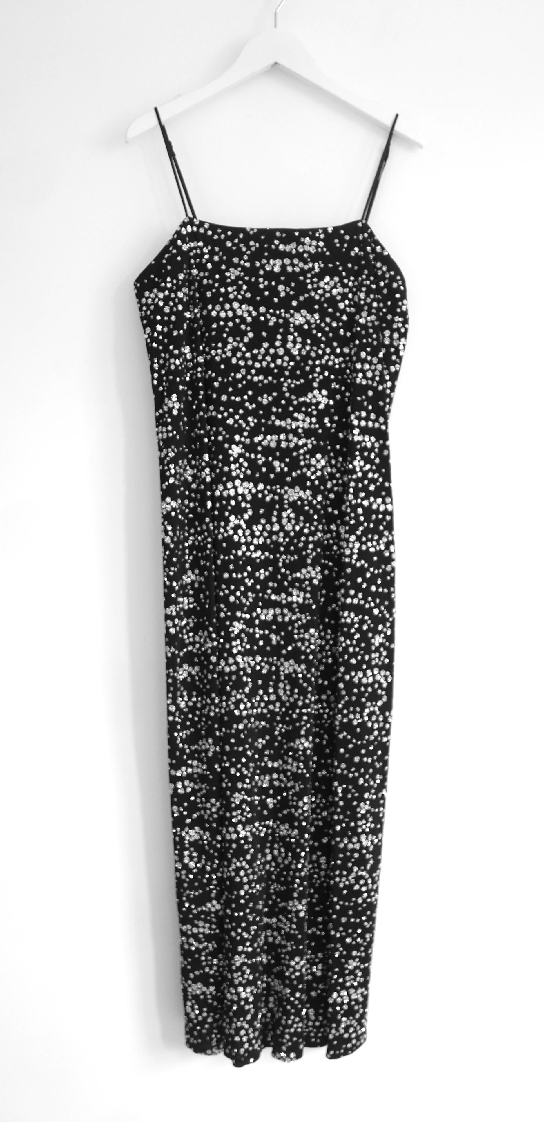 Precioso vestido Tibi de lunares brillantes. Comprado por 875 £ y nuevo con etiquetas. Fabricada con una mezcla de viscosa negra salpicada de purpurina plateada de inspiración galáctica.  Tiene una silueta labial con delicados tirantes ajustables y