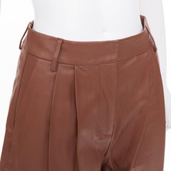 Pantaloni corti TIBI in pelle di agnello marrone rossiccio con parte anteriore a pieghe e vita alta, taglia US00