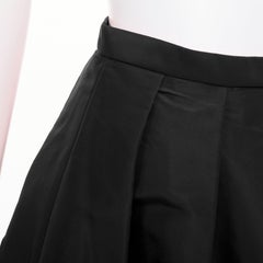 Falda midi de talle alto, corte en A y pliegues estructurados en la parte delantera, de tafetán de seda de TIBI, talla US2 S