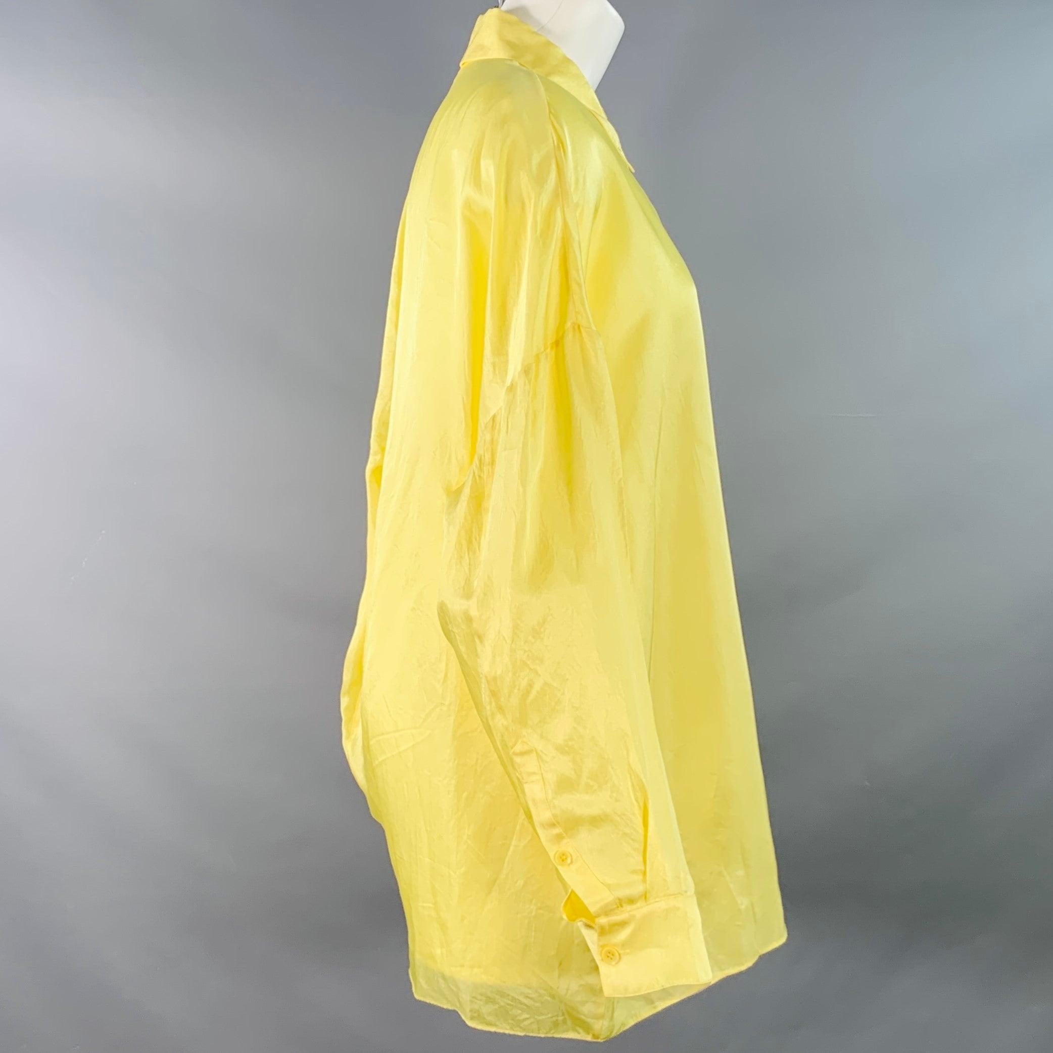 Chemise Tibi
en tissu acétate jaune, avec un col pointu, une coupe surdimensionnée et une fermeture à boutons.Excellent état d'occasion. 

Marqué :   M 

Mesures : 
 
Epaule : 26 pouces Poitrine : 52 pouces Manche : 19.5 pouces Longueur : 32.5