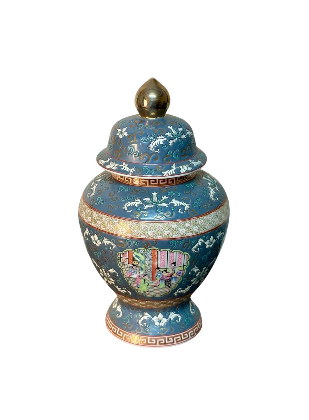 Tibor oriental Circa 1.930.
Tibor oriental de porcelana esmaltada policromada Circa 1.930, con tapa cóncava y con fondo floreado.
Médailles :
Alto 37cm
Diamètre 20cm