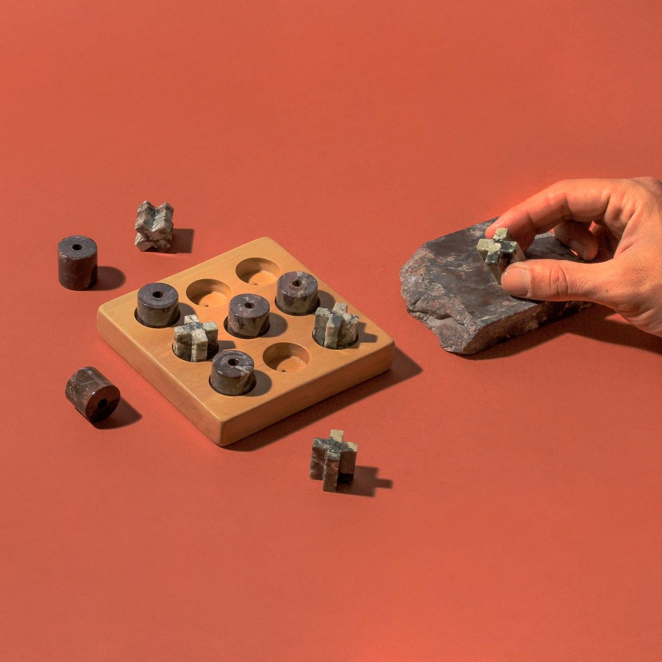Reimmagina la classica serata di gioco con il Tic Tac (noto anche come croce, gomuku e michi, per citarne alcuni) di DAR Proyectos - una versione raffinata e splendidamente realizzata in pietre naturali, che ti piacerà lasciare fuori come