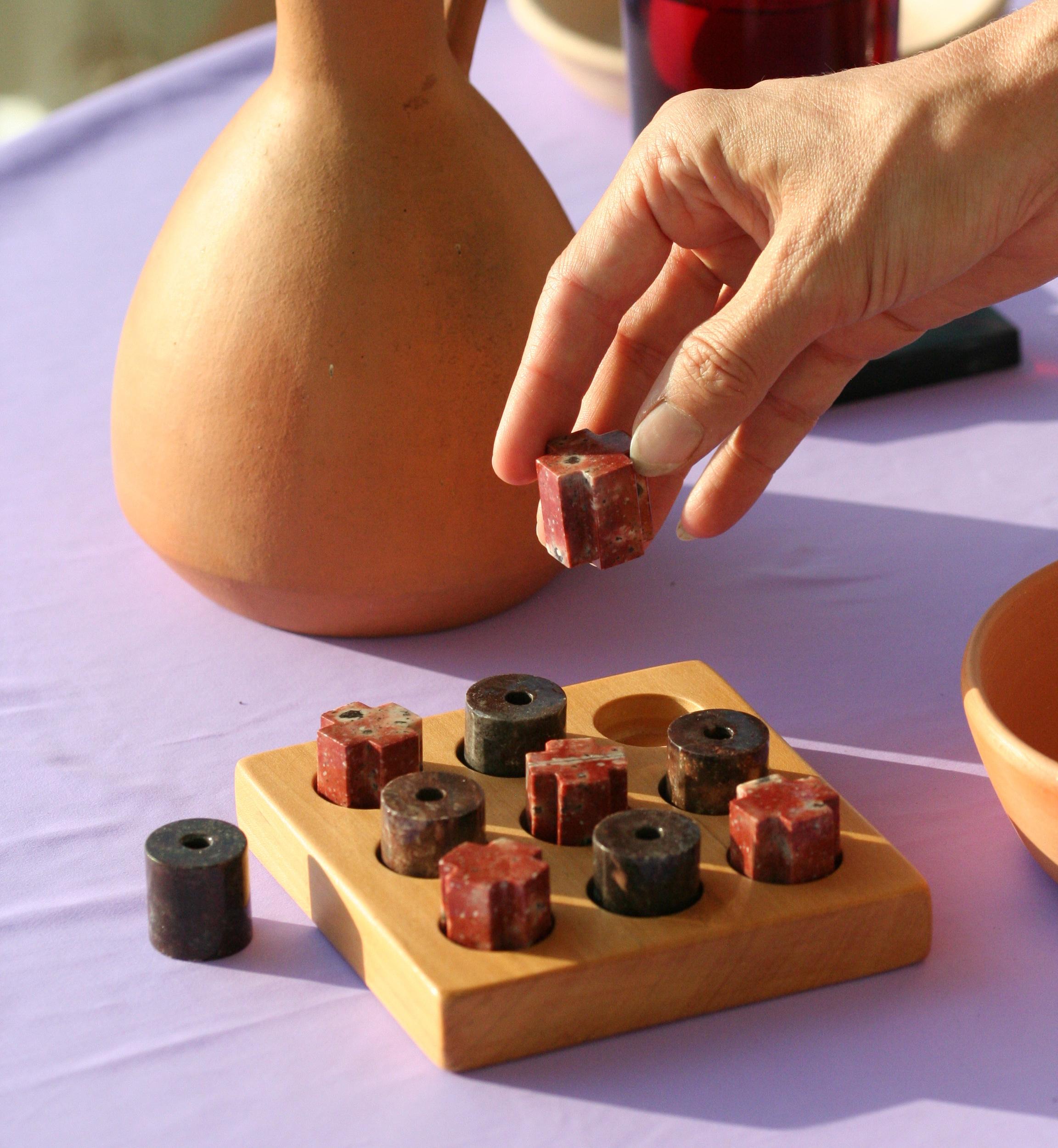 Gestalten Sie den klassischen Spieleabend neu mit dem Tic Tac Toe (auch bekannt als Kreuze, Gomuku und Michi, um nur einige zu nennen) von DAR Proyectos - eine raffinierte Version, die wunderschön aus Natursteinen gefertigt ist und die Sie gerne als