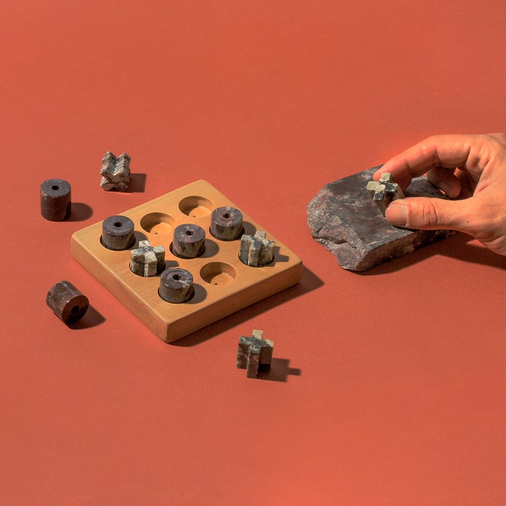 Tic Tac Toe Gemstone Puzzle Game In New Condition For Sale In Pacasmayo, PE