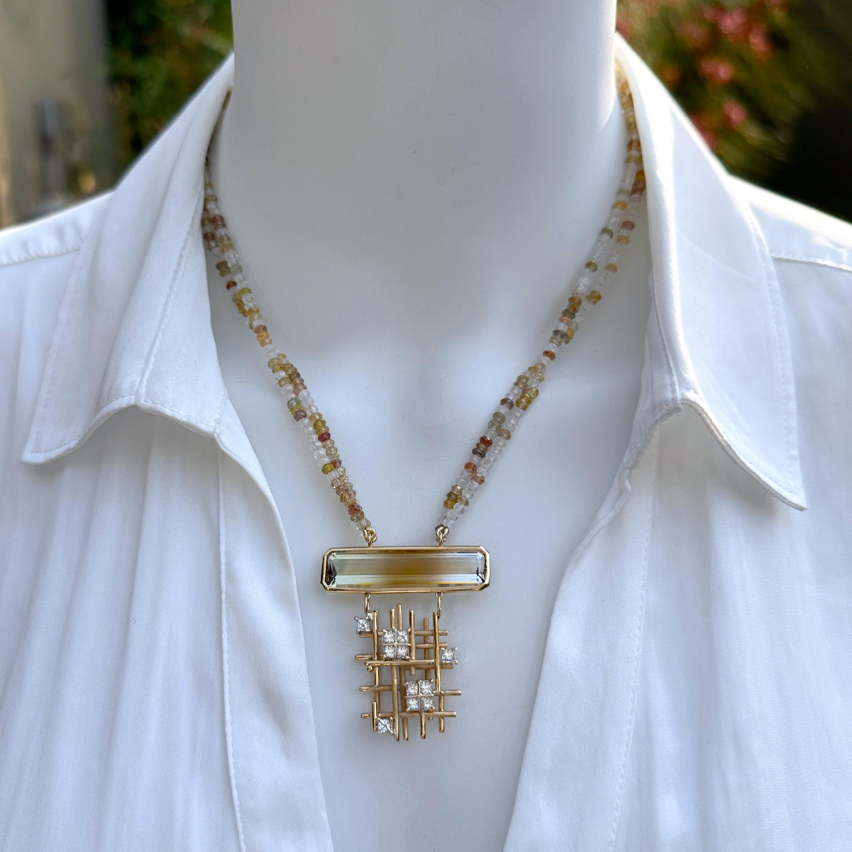 Cette création unique de Whiting, signée Eytan Brandes, présente une grille en or 18 carats sertie de diamants blancs de taille princesse suspendue à un  Longue citrine naturelle présentant une magnifique transition de couleur entre le jaune, l'or