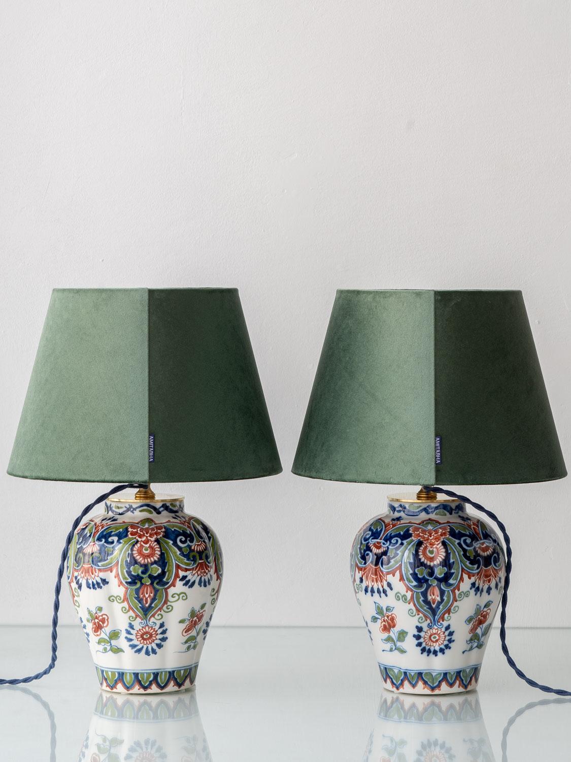 Lámparas de Chinoiserie Tichelaar Makkum Delft (1940-60) Nuevas pantallas de terciopelo verde Latón en venta