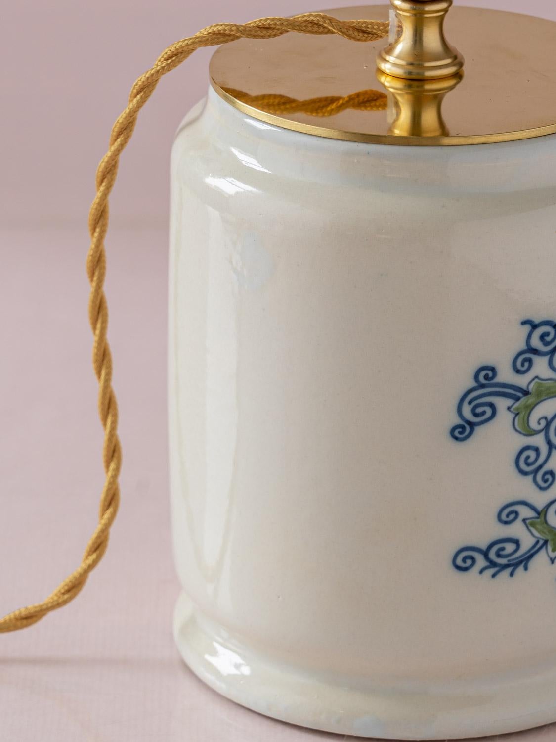 Tichelaar Makkum Delft Tobacco Jar Table Lamp, New Pleated Silk Shade, 1948-1979 In Good Condition For Sale In AMSTERDAM, NL