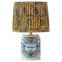 Lampada da tavolo in vaso di tabacco di Tichelaar Makkum Delft, paralume in seta plissettata, 1948-1979