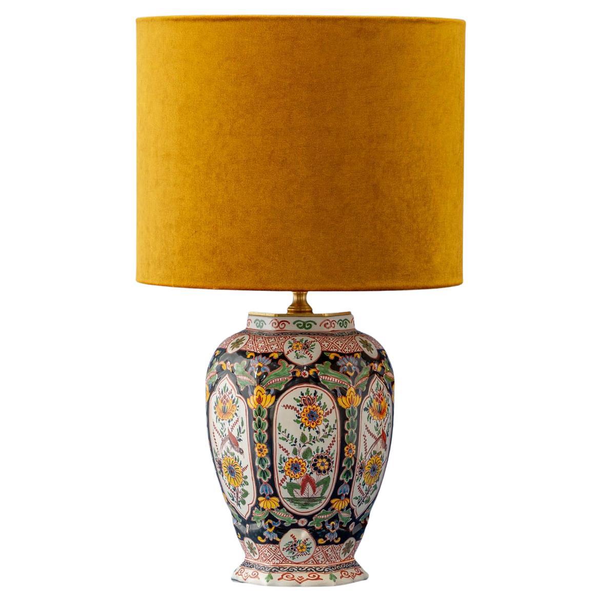 Tichelaar Makkum Lámpara hexagonal de Chinoiserie de Delft, pantalla de terciopelo nuevo (1948-1979)