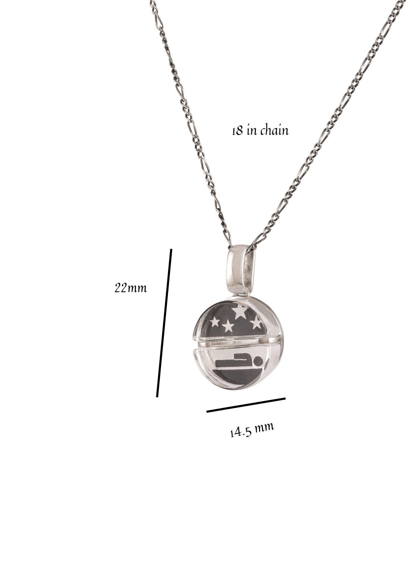 Tichu Sleep Pill Anhänger & Kette aus Sterlingsilber & Kristall in Silberausführung (Moderne) im Angebot