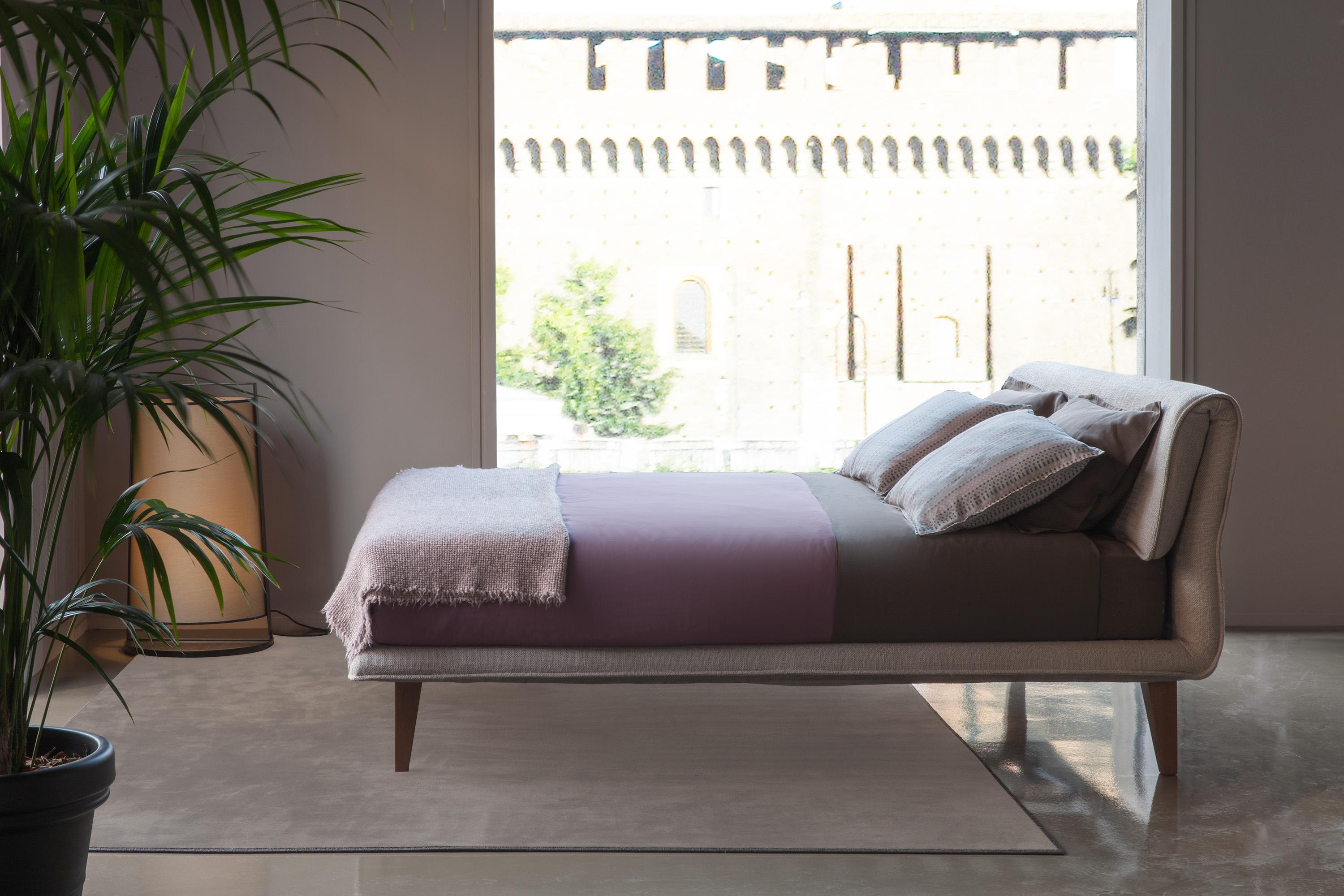 'TICINO' Metropolitan King Size Upholstered Bed with Elegant Headboard (Moderne) im Angebot